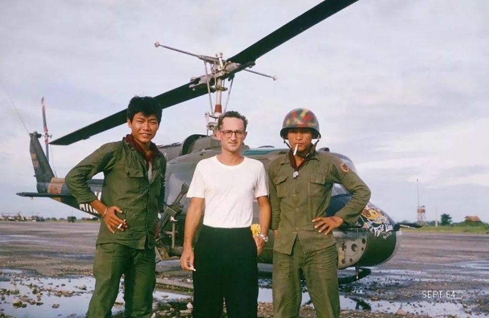 1964年,南越士兵登上美军直升机清剿游击队