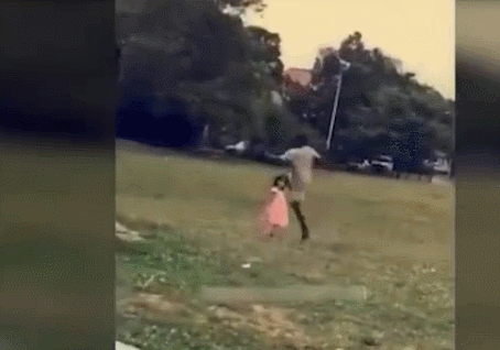 黑人男孩街上无故踹两女童 恶劣行为惹众怒