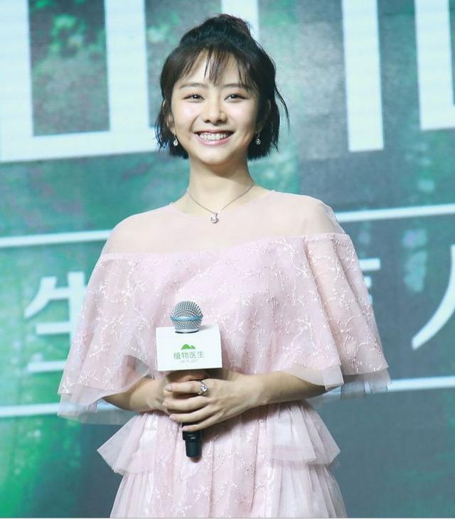 谭松韵活动现场未ps照流出,差别大,网友:这是去非洲了