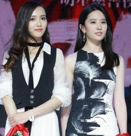 唐嫣和众女星合影,和杨幂手牵手,与刘亦菲比美,最后一