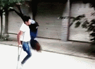 哥,上次就是乱抱妹子被大嫂打断的脚,还不吸取教训?