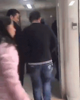 爆笑gif:大哥酒喝多了吧,眼神不太好使-北京时间