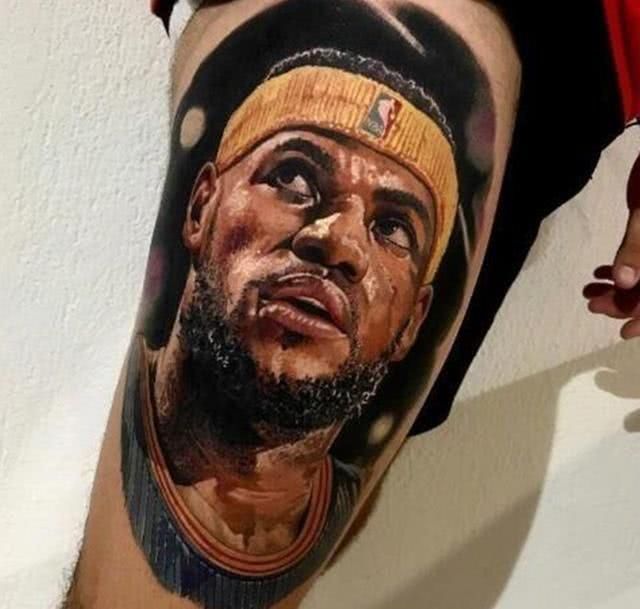 这位球迷将nba超级巨星勒布朗詹姆斯的头像给纹在了自己的右大腿上面