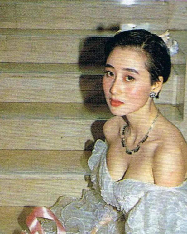 现年54岁的利智,当年是怎么把赌王和李连杰迷得神魂颠倒的.