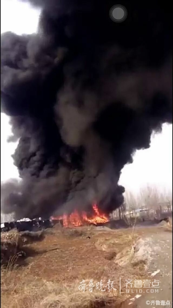情报站丨莱芜钢城区一工厂着火,现场黑烟滚滚