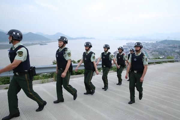 民警沿海线警戒,稳控在一线.