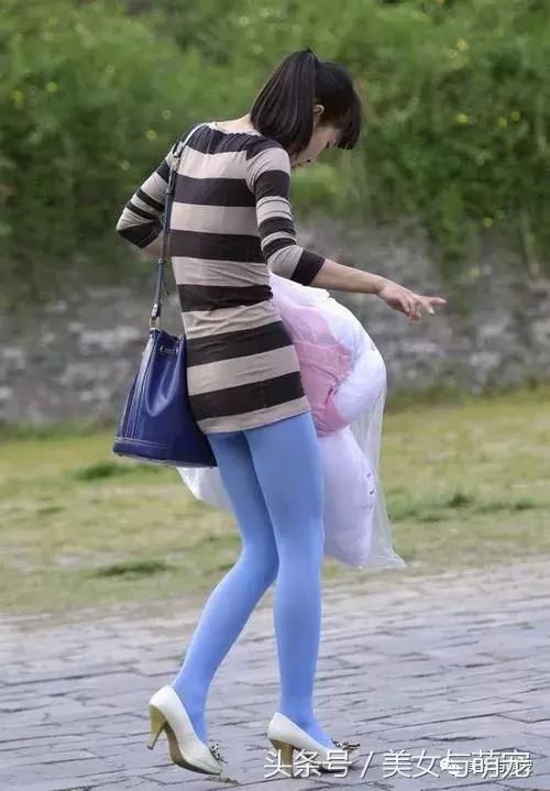 街拍丝袜美女这么穿,你也很美