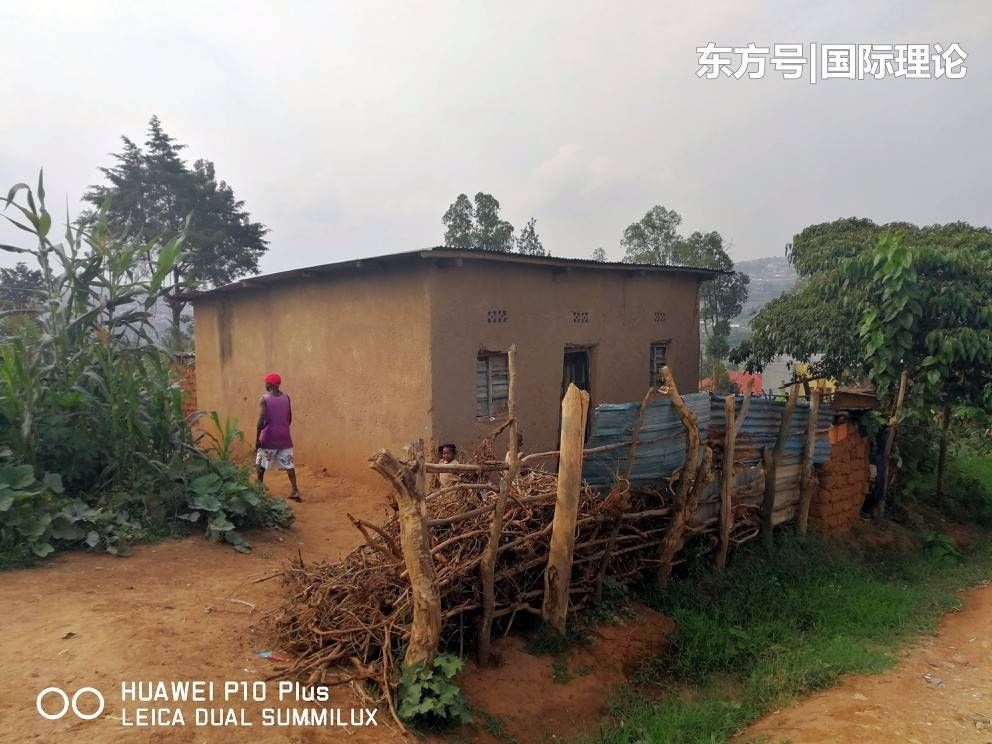 破旧房子家中也没什么财产,没有围栏,也不怕贼惦记.