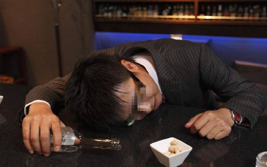 男子酒吧喝醉,被两名女子扶进女厕所,男人:她们太不是