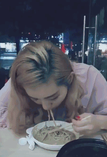 爆笑gif:这兄弟把摩托车改成了豪华座驾