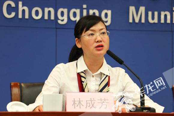 图为秀山县林成芳副县长发布有关情况.