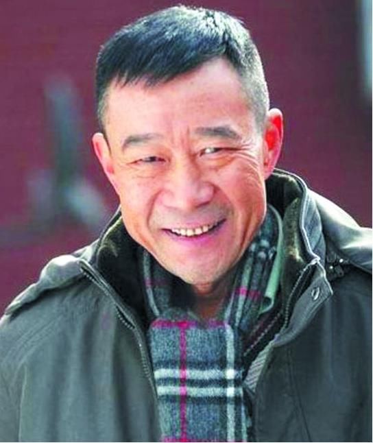 藏了35年,李雪健妻子近照曝光,老婆优雅贤惠,儿子和他