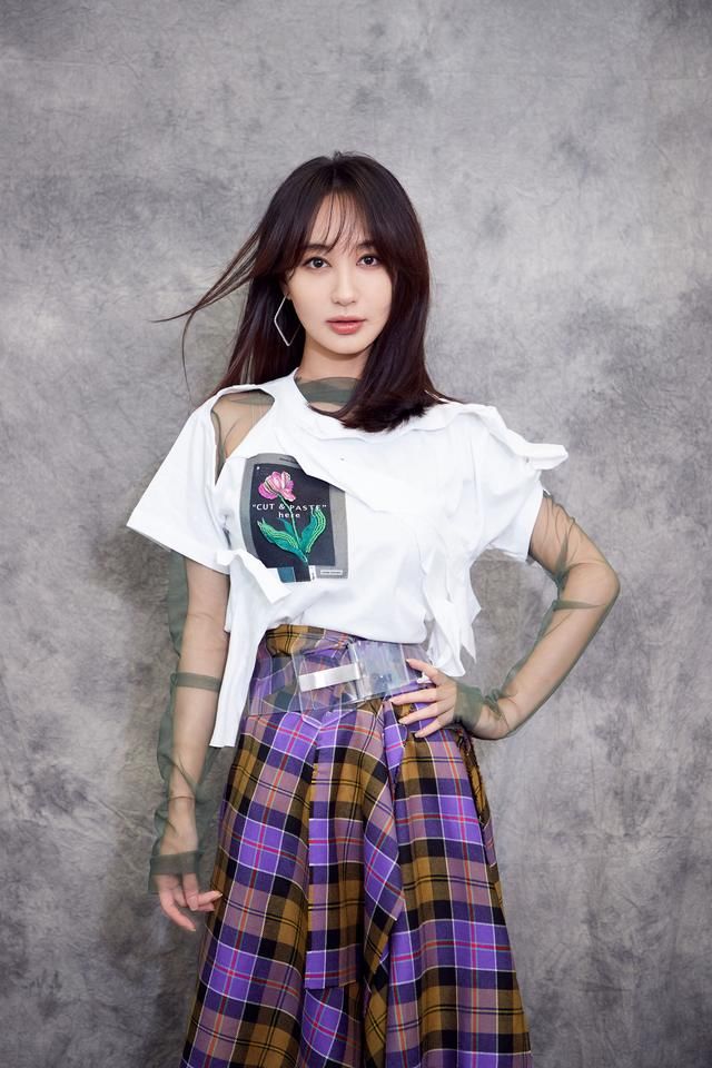 李菲儿《跨界歌王》一身红装亮相舞台,网友:人美又会穿