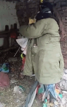 搞笑gif:我有你女朋友的艳舞视频,不信你看!