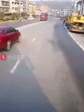 搞笑gif图:以为妹子是个王者,没想到最后还是栽了