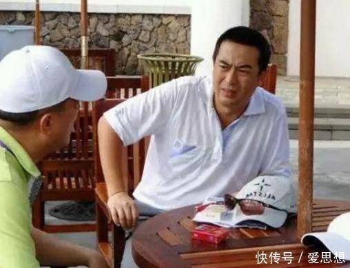 爱抽烟的男星,张嘉译抽雪茄还吸软中华,刘烨爱抽10元一包的香烟