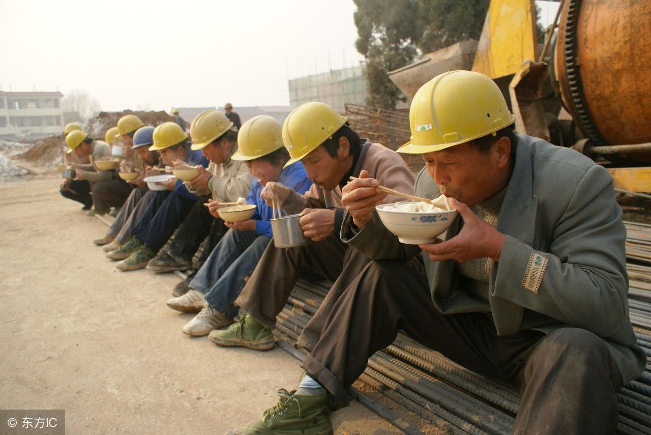 河南济源的农民工在工地吃饭.(图片来自东方ic)