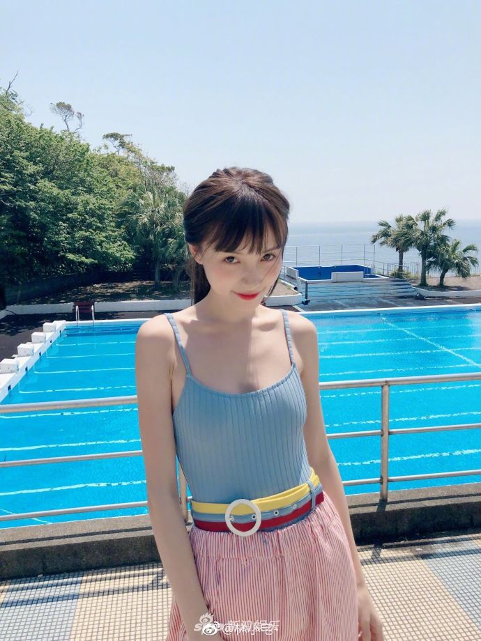 组图:夏日度假少女! 林小宅泳装背心写真清纯鬼马