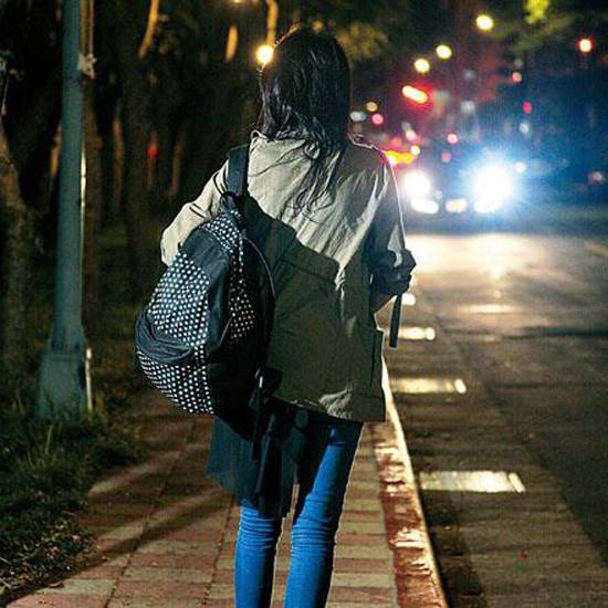 女子凌晨回家被跟踪,遭男子强行拖入草丛,女子:我有艾滋随便你