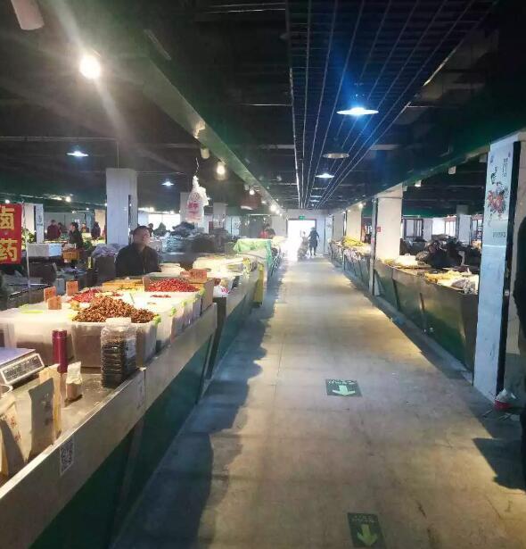 信阳平桥大别山农贸市场生意惨淡,商户们愁眉苦脸