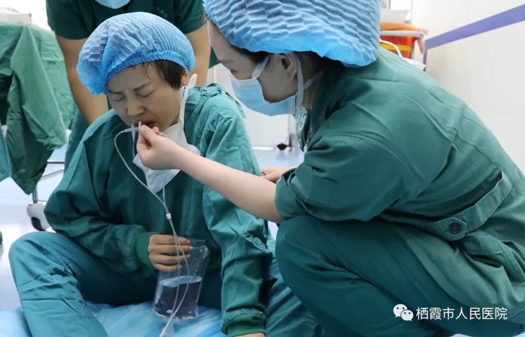 监控记录下的现场画面 就在大家为新生命诞生庆贺时 主刀医生因长