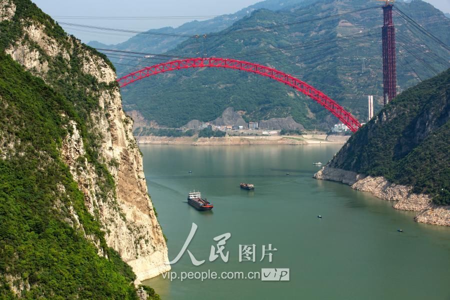 这是5月17日,在湖北秭归县西陵峡,一艘轮船航行在香溪长江公路大桥