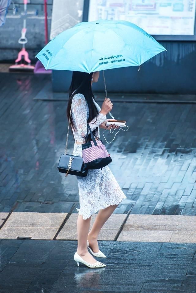 街拍雨中撑伞的蕾丝肉丝长腿江南弱女子