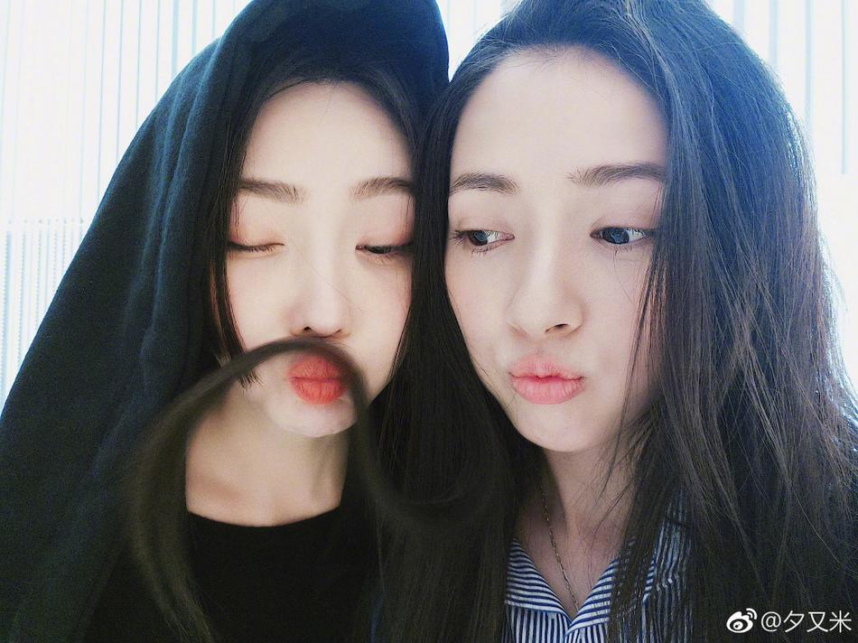闺蜜情深!高晓松前妻与郭碧婷同游 自拍似姐妹