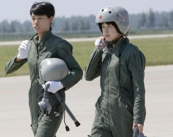 空军飞行员衣服为什么是连体的
