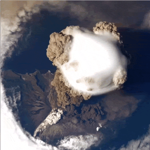 这种角度看火山喷发,是不是太壮观了!