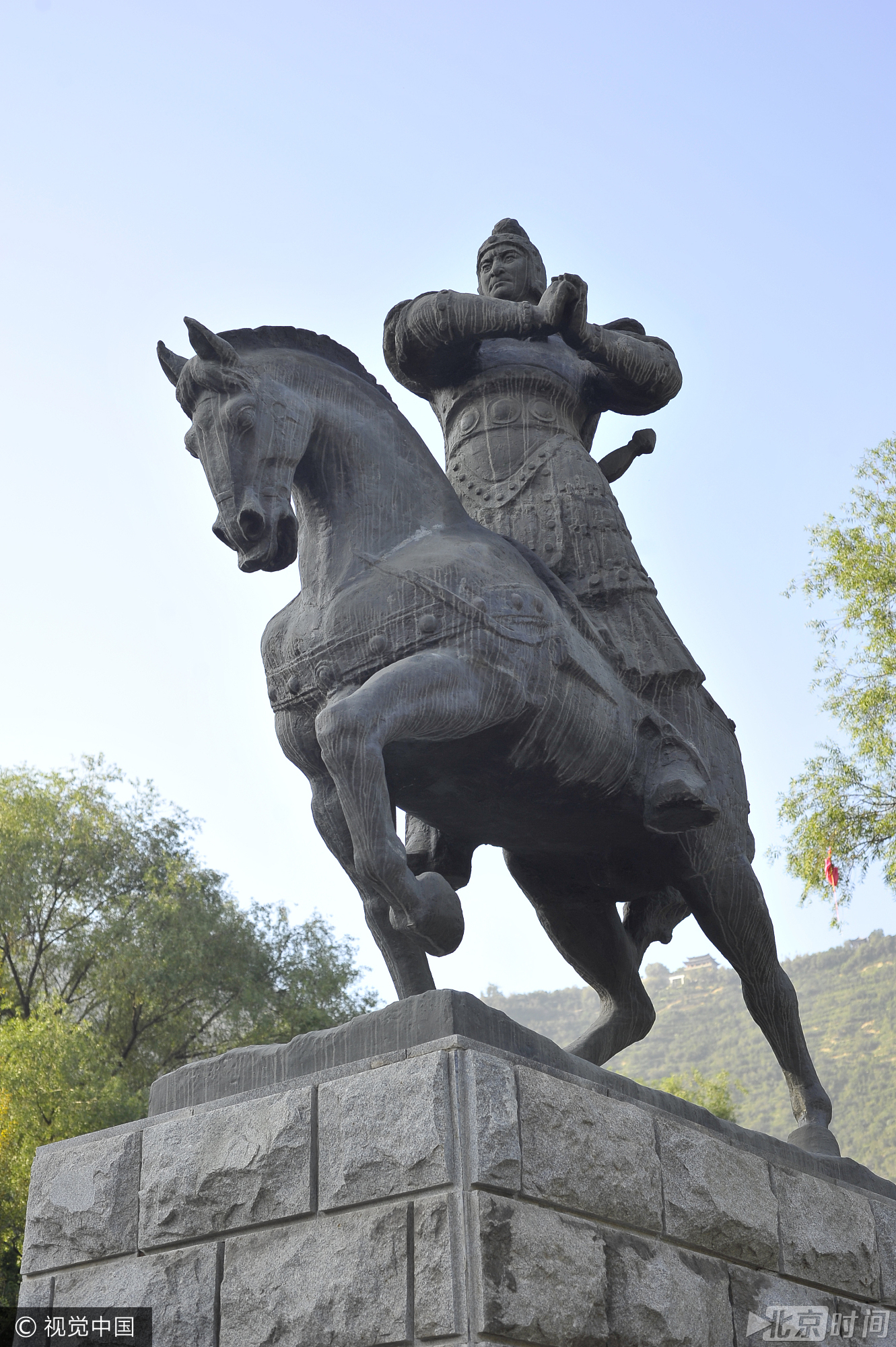 兰州每天千人摸霍去病雕像 只为