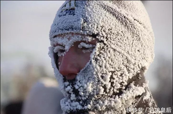 虽然天气非常寒冷,但是人们的日常生活还是得继续.