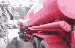 搞笑gif:姑娘这味道你还满意吗