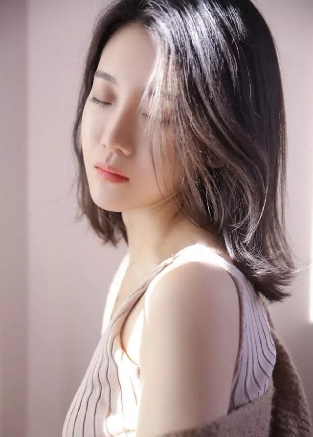 穿针织吊带衫的气质美女,大眼迷离忧郁躺姿慵懒