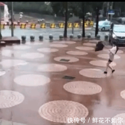 爆笑gif动图:少年如此装逼,坟头草该腰高了吧