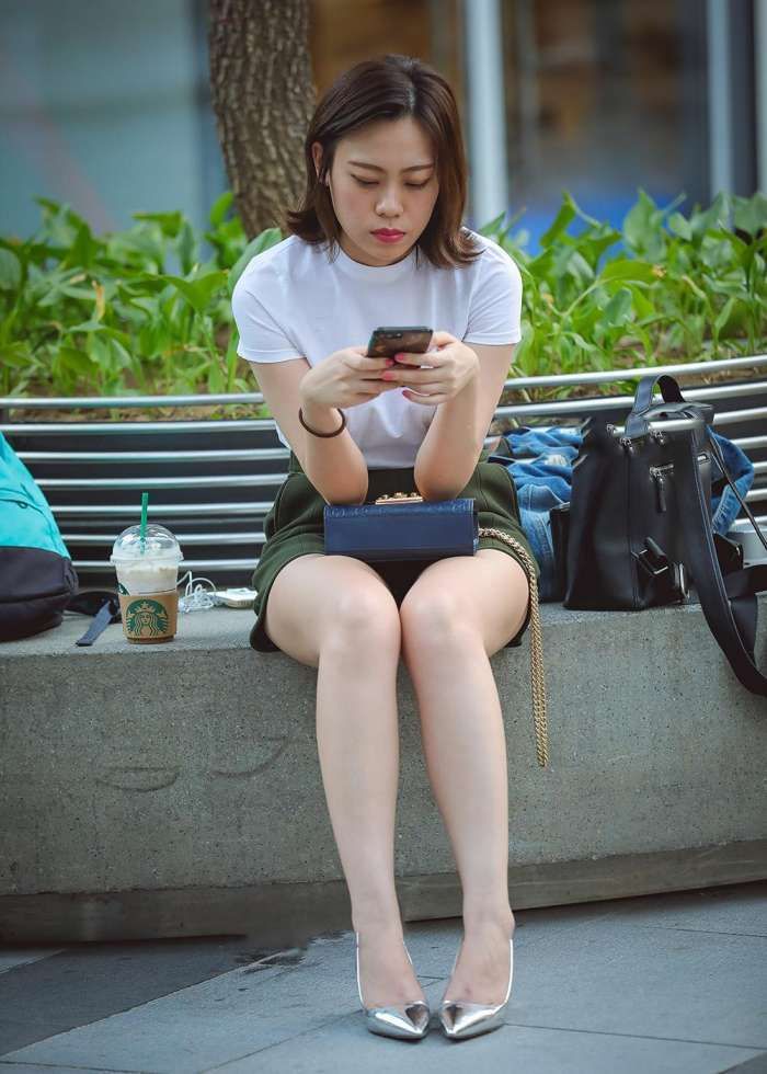 小羽街拍:短裤美女逛累坐着休息, 大长腿白迷人!