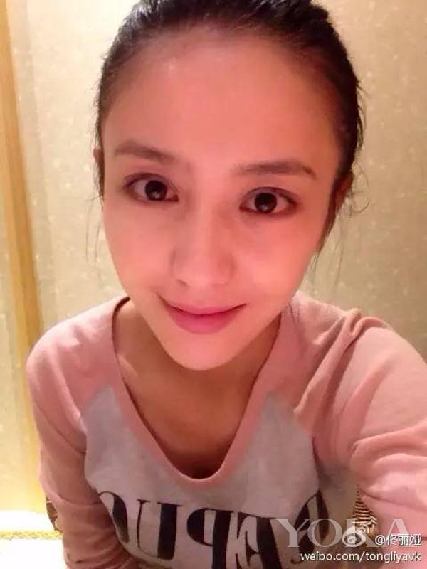 2013年,佟丽娅在微博晒素颜的时候还是这样的.