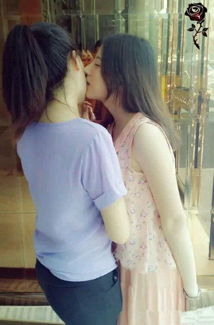 内涵段子:飞机场妹子玩一字马,服了,我的姑娘