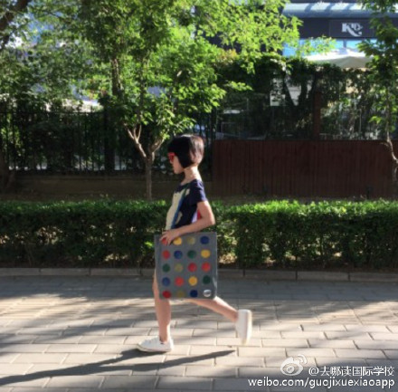 李亚鹏微博上晒女街拍照 网友:范儿随王菲