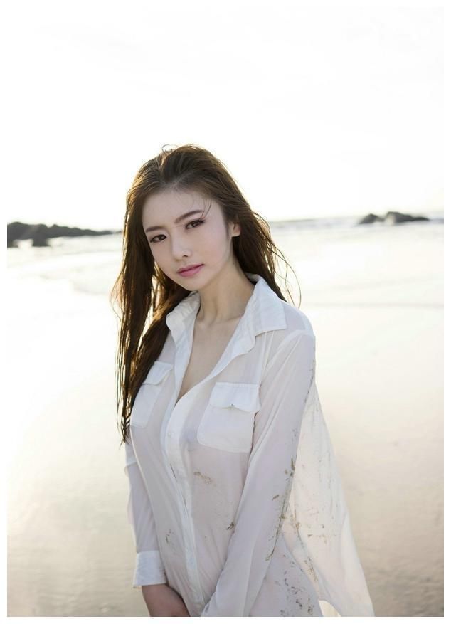 小姐姐穿着白衬衫,精致的小姐姐,皮肤白皙,女人味十足