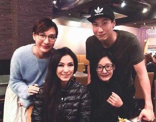 好不容易熬过7年,徐少强终于跟他老婆离婚,两人决定去登记结婚