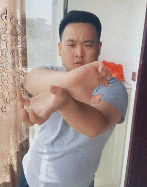 搞笑gif图:大哥,能告诉我你经历了些什么不为人知的事情吗?
