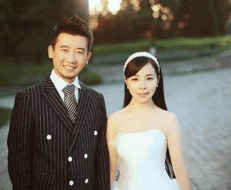 14年与从小一起长大的李飞完婚,李飞不仅仅是她的爱人,也是她事业上