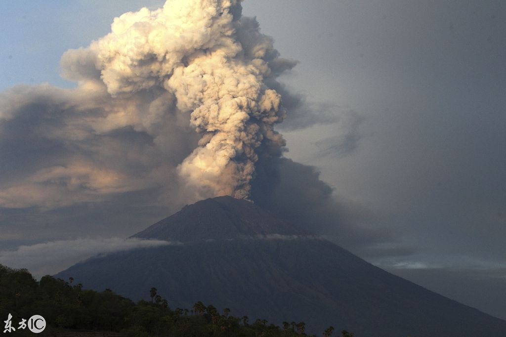 今天早上,印尼阿贡火山喷发,航班取消,导致数千名游客滞留机场