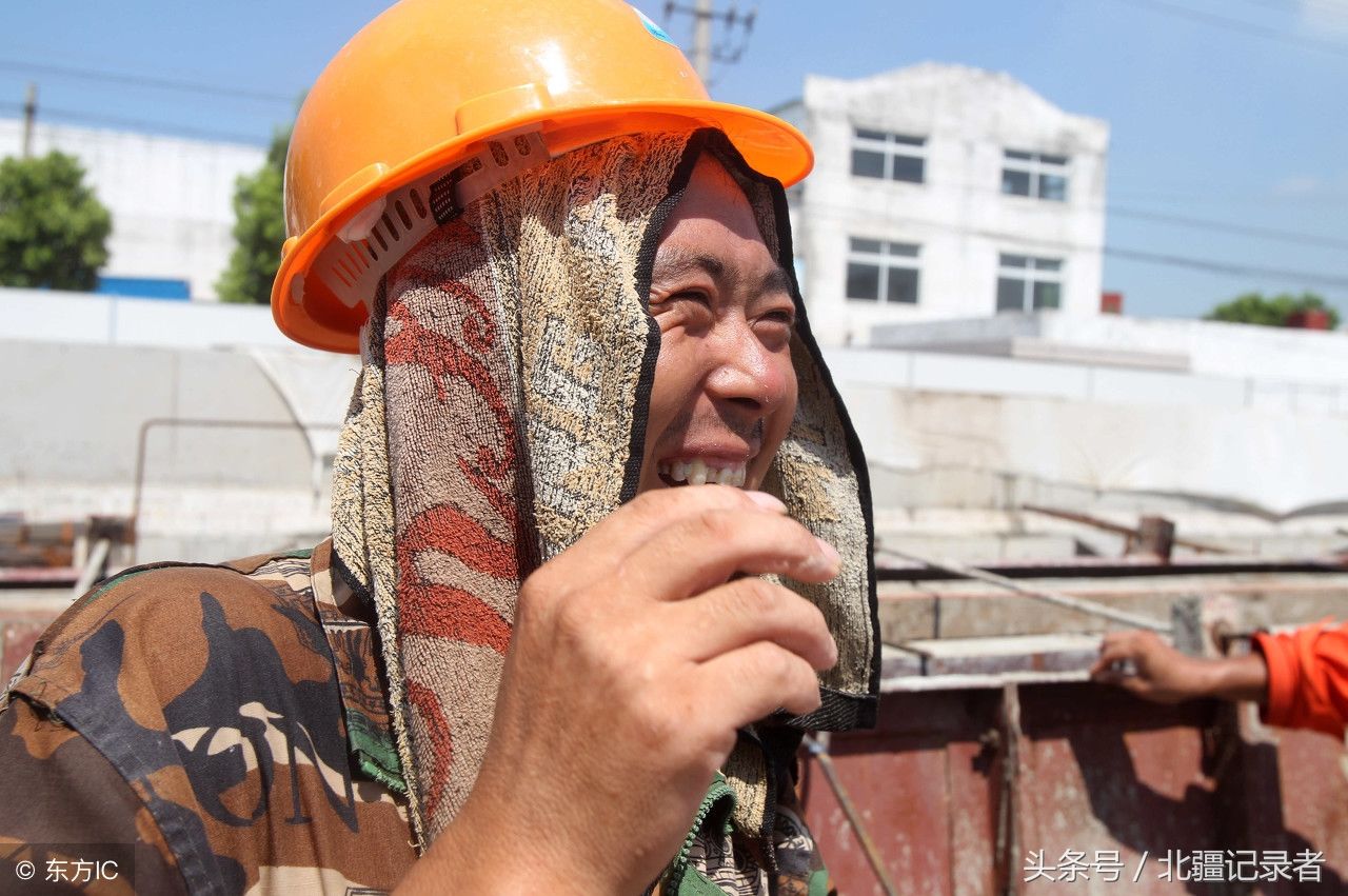 高温下的农民工汗流浃背挥汗如雨,他们没有大小合同,却正常纳税