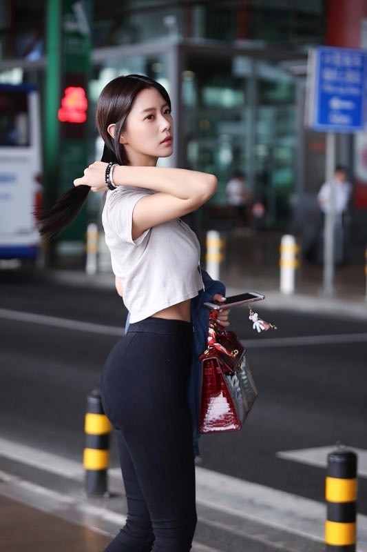 《情圣》红裙女郎yoyo,现身机场身材曲线太好,引路人驻足观
