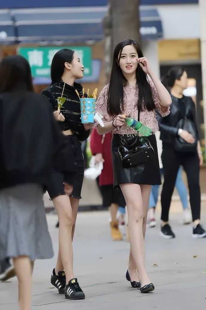 街拍:美女逛街就是一幅画,粉嫩大长腿在你面前晃,你能