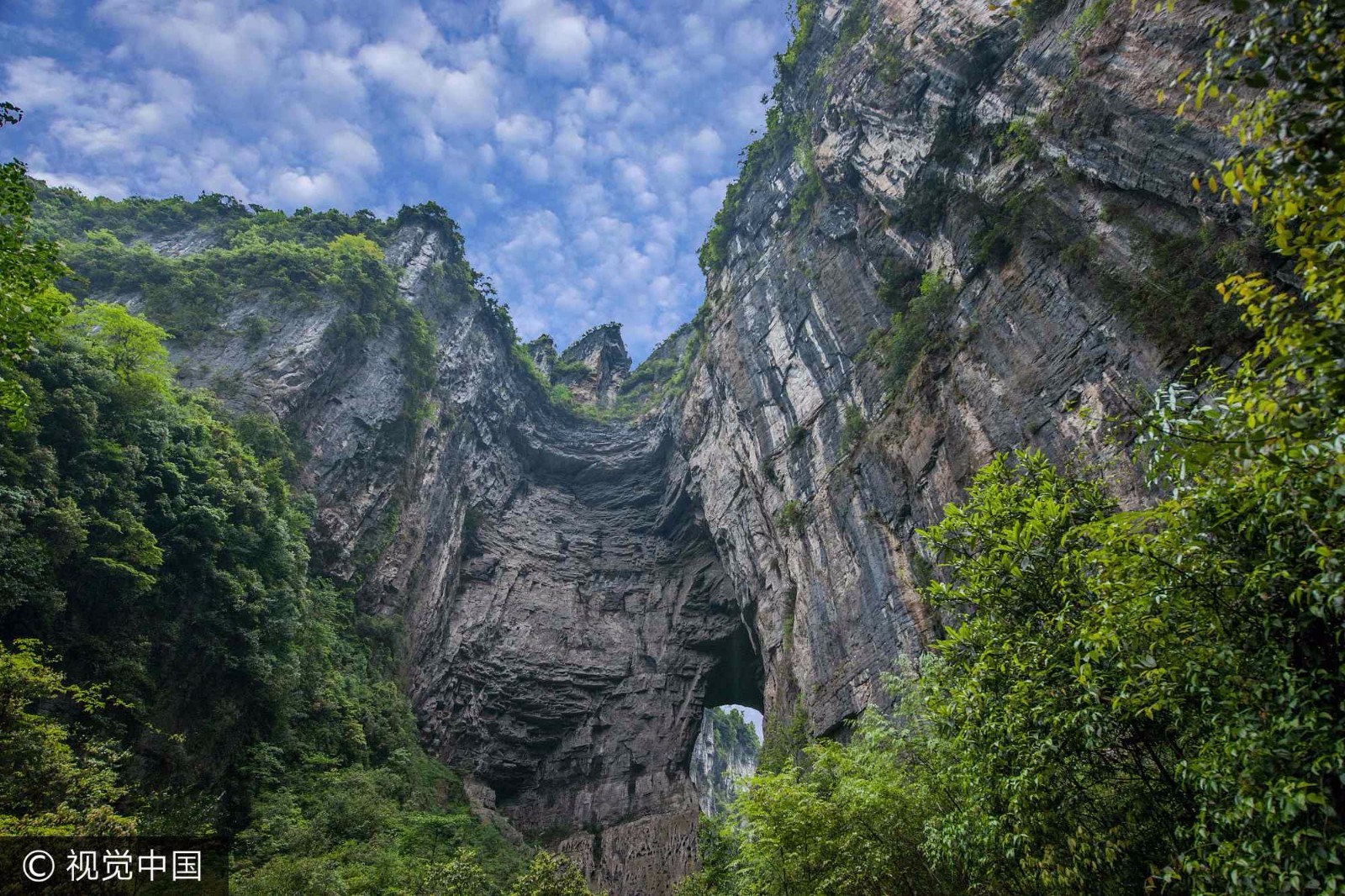 重庆武隆天生三桥风景区位于重庆市的武隆区城区东南20千米处,景区内