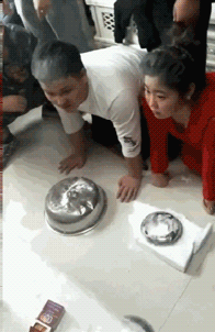 爆笑gif:这是在拜天地吗?看起来好暴力