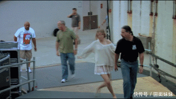 姑娘,好好走你的路,就算有什么高兴的事你也不至于这样啊